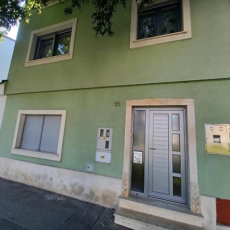 Vile Park Apartments Pula Exteriör bild